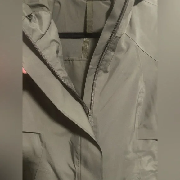 Lululemon Rain Rebel Stretch Jacket - Picture 6 of 12